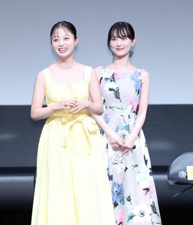 登壇し笑顔の橋本環奈（左）と山下美月＝ザ・ガーデンホール（撮影・金田祐二）