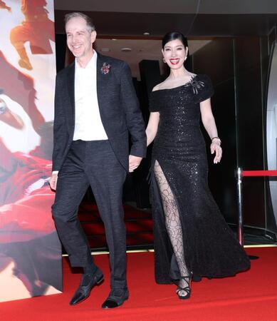 仲良く登場のアン　ミカ、セオドール・ミラー夫妻＝東京・ＴＯＨＯシネマズ六本木ヒルズ（撮影・金田祐二）
