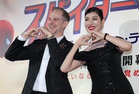 仲良くポーズをきめるアン　ミカ、セオドール・ミラー夫妻＝東京・ＴＯＨＯシネマズ六本木ヒルズ（撮影・金田祐二）