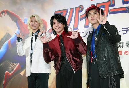 笑顔でポーズを決めるＭｒｓ．　ＧＲＥＥＮ　ＡＰＰＬＥの（左から）藤澤涼架、大森元貴、若井滉斗（撮影・金田祐二）