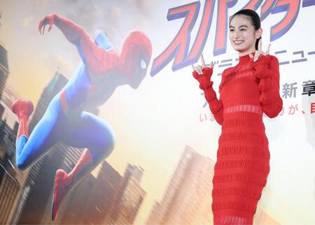笑顔でポーズをきめる八木莉可子＝東京・ＴＯＨＯシネマズ六本木ヒルズ（撮影・金田祐二）