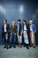 本番前にポーズを決めたＳＴＡＲＧＬＯＷ（左から）ＲＵＩ、ＴＡＩＫＩ、ＧＯＩＣＨＩ、ＡＤＡＭ、ＫＡＮＯＮ（クレジット：川島伸一、内田章哉、今村智哉）