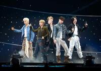 パフォーマンスするＳＴＡＲＧＬＯＷの（左から）ＫＡＮＯＮ、ＴＡＩＫＩ、ＲＵＩ、ＧＯＩＣＨＩ、ＡＤＡＭ（クレジット・川島伸一、内田章哉、今村智哉）