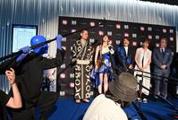 音声をするブルーマンに苦笑いの近藤真彦ら（撮影・園田高夫）