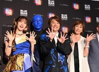 ポーズをとる（左から）鈴木愛理、近藤真彦、高島礼子（撮影・園田高夫）