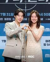韓国放送局・ＭＢＣの公式Ｘ＠ｍｂｃｄｒａｍａ＿ｐｒｅより（左から）チョン・ジュンウォン、コン・ヒョジン