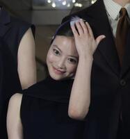髪の毛の羽をとる今田美桜＝東京・丸の内ピカデリー（撮影・佐々木彰尚）