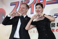 仲良くポーズをきめるアン　ミカ、セオドール・ミラー夫妻＝東京・ＴＯＨＯシネマズ六本木ヒルズ（撮影・金田祐二）