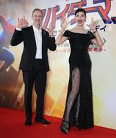 仲良くポーズをきめるアン　ミカ、セオドール・ミラー夫妻＝東京・ＴＯＨＯシネマズ六本木ヒルズ（撮影・金田祐二）
