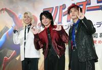 笑顔でポーズを決めるＭｒｓ．　ＧＲＥＥＮ　ＡＰＰＬＥの（左から）藤澤涼架、大森元貴、若井滉斗（撮影・金田祐二）