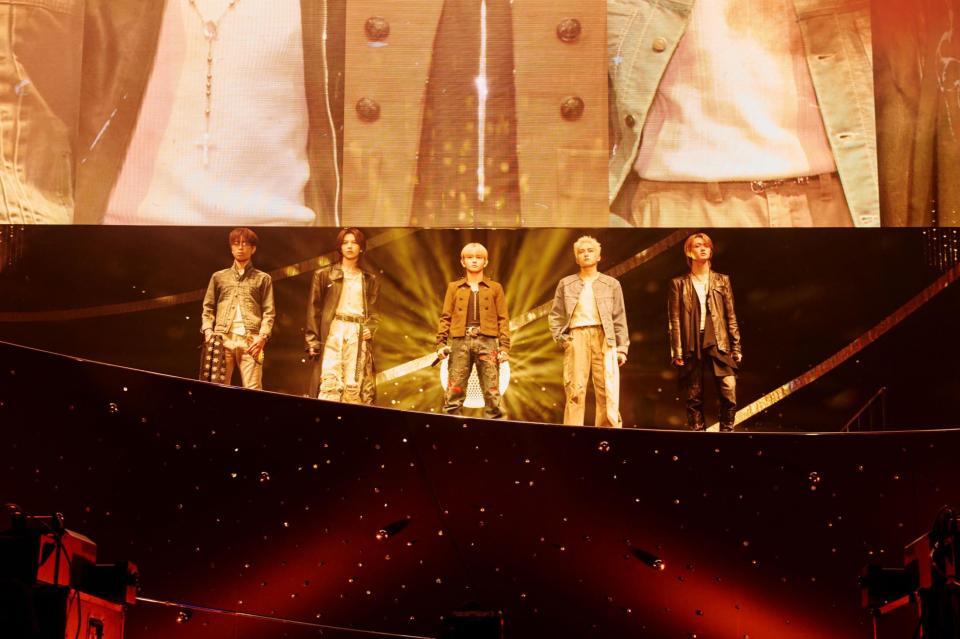 横浜アリーナのステージに登場したＳＴＡＲＧＬＯＷの（左から）ＧＯＩＣＨＩ、ＡＤＡＭ、ＴＡＩＫＩ、ＫＡＮＯＮ、ＲＵＩ（クレジット・川島伸一、内田章哉、今村智哉）
