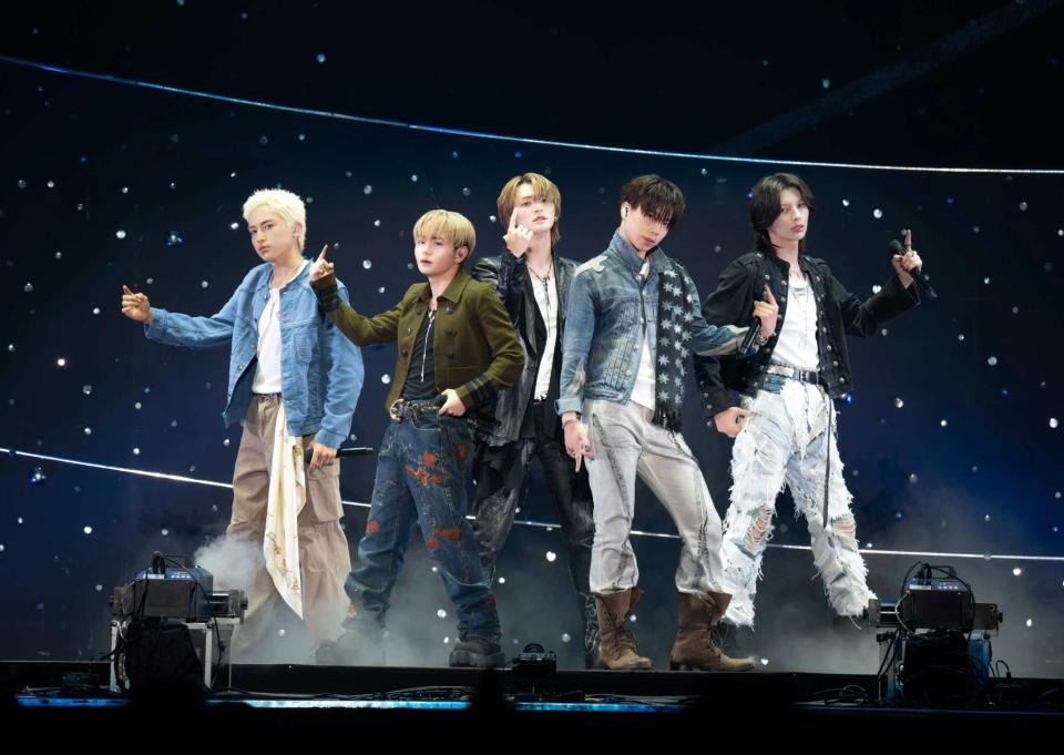パフォーマンスするＳＴＡＲＧＬＯＷの（左から）ＫＡＮＯＮ、ＴＡＩＫＩ、ＲＵＩ、ＧＯＩＣＨＩ、ＡＤＡＭ（クレジット・川島伸一、内田章哉、今村智哉）