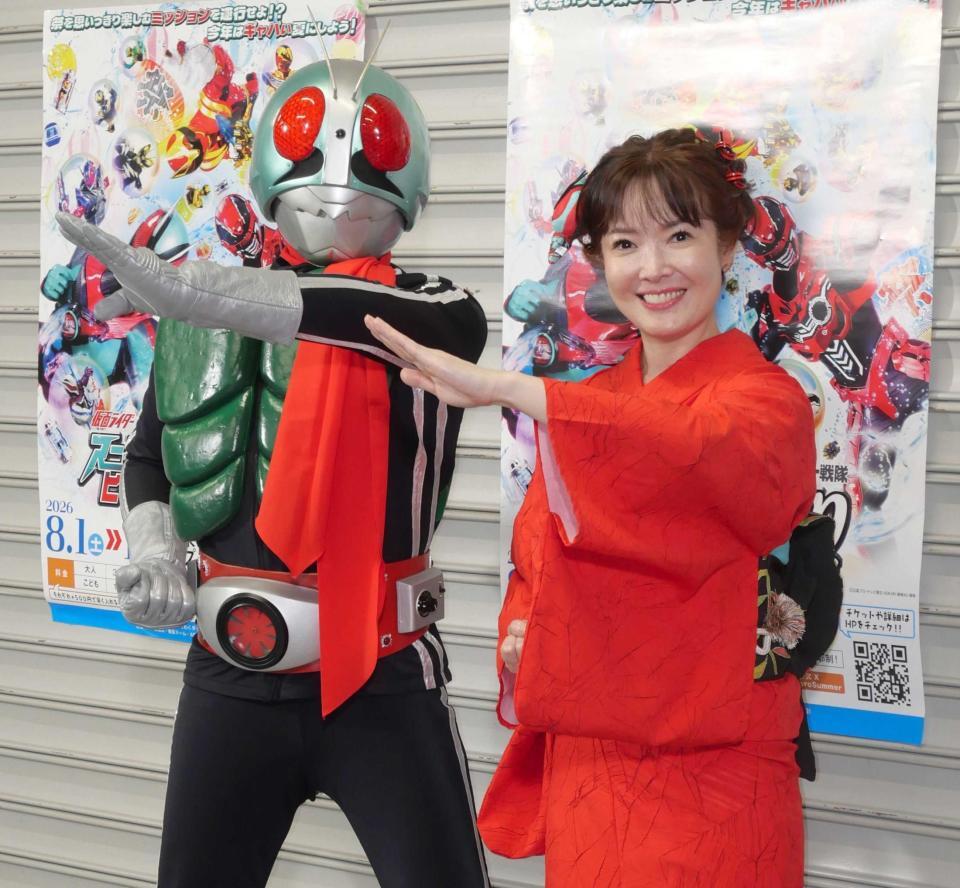 仮面ライダーと一緒に変身ポーズを披露する田川寿美（Ｃ）Ｉ・Ｔ・Ａ・Ｔ・Ｔ