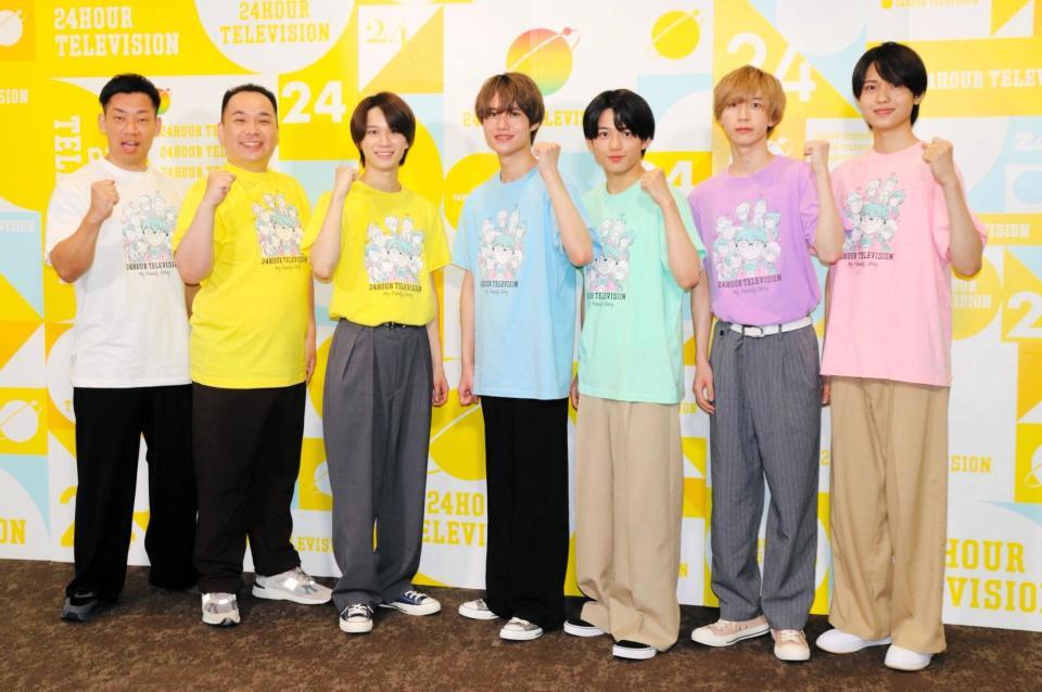 「２４時間テレビ４９」関西パート司会のミルクボーイ（左から）駒場孝、内海崇とサポーターを務める（左から３人目から）嶋﨑斗亜、大西風雅、真弓孟之、永岡蓮王、渡邉大我
