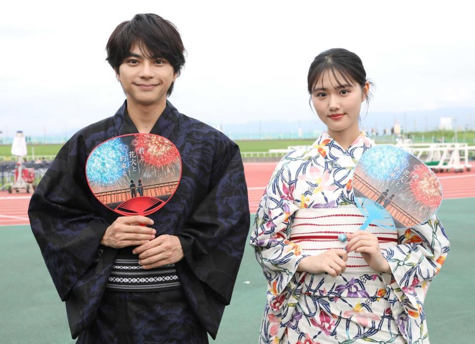 「長岡まつり大花火大会」を訪れたｔｉｍｅｌｅｓｚ・佐藤勝利（左）と原菜乃華