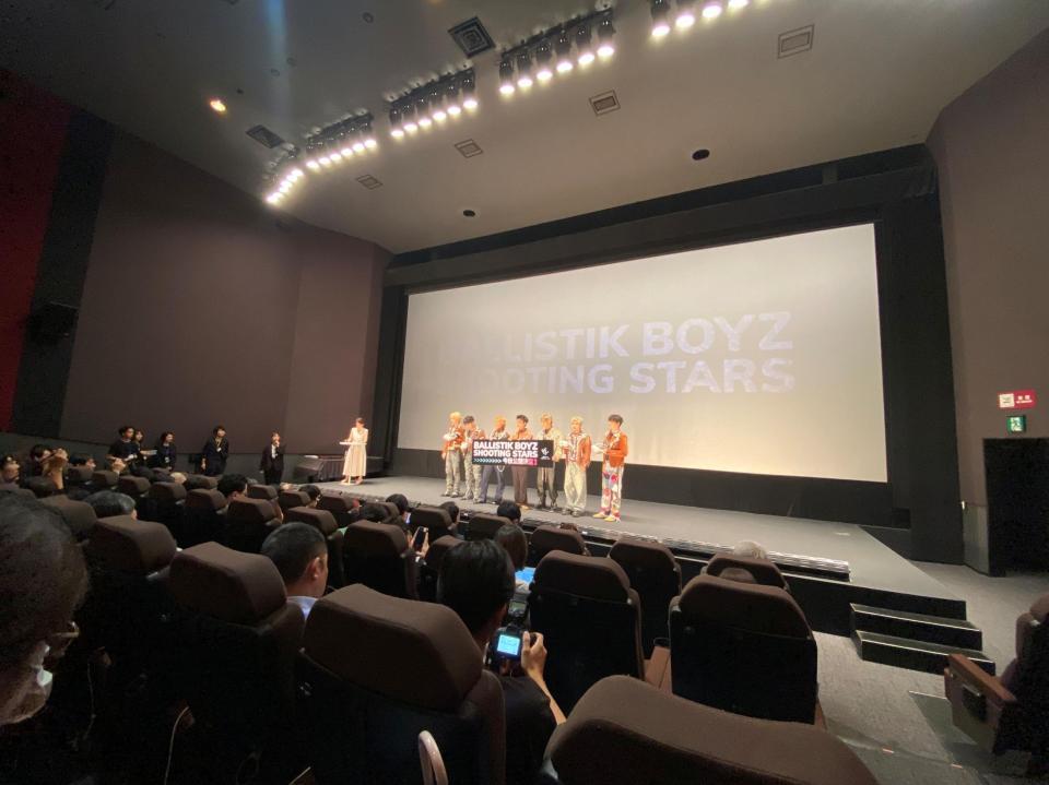 「ＢＡＬＬＩＳＴＩＫ　ＢＯＹＺ　ＳＨＯＯＴＩＮＧ　ＳＴＡＲＳ」無料試写会で司会を務めた石井希和アナウンサー（左端）とＢＡＬＬＩＳＴＩＫ　ＢＯＹＺ