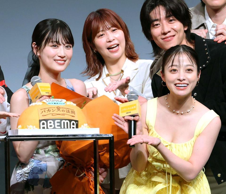 山下美月（前列左）の誕生日を祝う橋本環奈（同右）ら登壇者（撮影・金田祐二）
