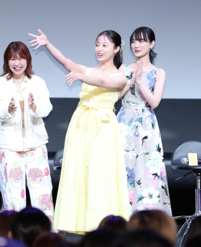 登壇し笑顔の橋本環奈（中）と山下美月＝ザ・ガーデンホール（撮影・金田祐二）