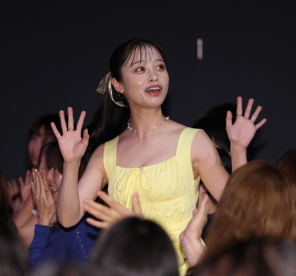 登場し手を振る橋本環奈＝ザ・ガーデンホール（撮影・金田祐二）
