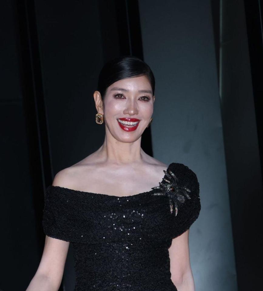 仲良く登場のアン　ミカ　セオドール・ミラー夫妻＝東京・ＴＯＨＯシネマズ六本木ヒルズ（撮影・金田祐二）
