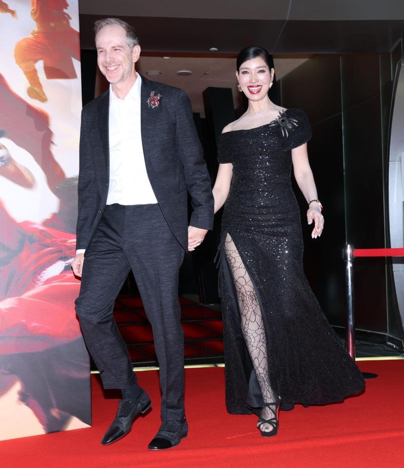 仲良く登場のアン　ミカ、セオドール・ミラー夫妻＝東京・ＴＯＨＯシネマズ六本木ヒルズ（撮影・金田祐二）