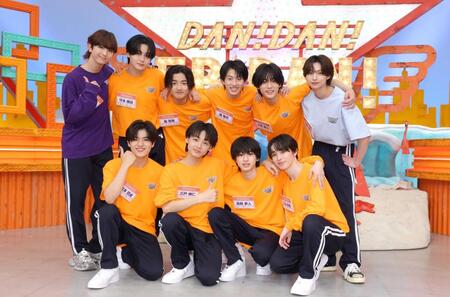 仲良く肩を組むｉｉＯＮＤＯの（前列左から）宮本琉成、三戸琳仁、高橋夢人、三村航輝（後列左の２人目から）守本勝倶、堀蒼寿、畑駿平、大野遥斗。左端はＬｉｅｎｅｌの高岡ミロ、右端はＩＣＥｘの志賀李玖（撮影・西岡正）
