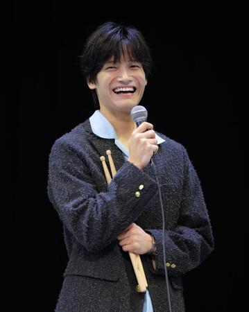「ｂｌａｓｔブラスト！」を鑑賞し笑顔を見せる佐野晶哉（撮影・吉澤敬太）