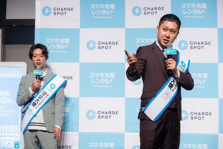 演説を披露するドンデコルテ・渡辺銀次（右）と見守る小橋共作