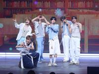 ポーズをとるＴＷＳ（撮影・石井剣太郎）