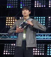 変身ポーズを決める「仮面ライダーマイス」の秋谷郁甫