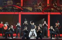 迫力ある演奏を見せる石川直（中央）ら「ｂｌａｓｔブラスト！」のメンバー（撮影・吉澤敬太）