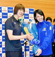 引退会見で迫田さおりさんから花束を受け取る木村沙織さん＝２０１７年