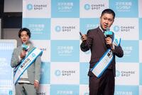 演説を披露するドンデコルテ・渡辺銀次（右）と見守る小橋共作