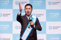 演説を披露するドンデコルテ・渡辺銀次