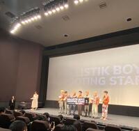 「ＢＡＬＬＩＳＴＩＫ　ＢＯＹＺ　ＳＨＯＯＴＩＮＧ　ＳＴＡＲＳ」無料試写会で司会を務めた石井希和アナウンサー（左端）とＢＡＬＬＩＳＴＩＫ　ＢＯＹＺ（３日）