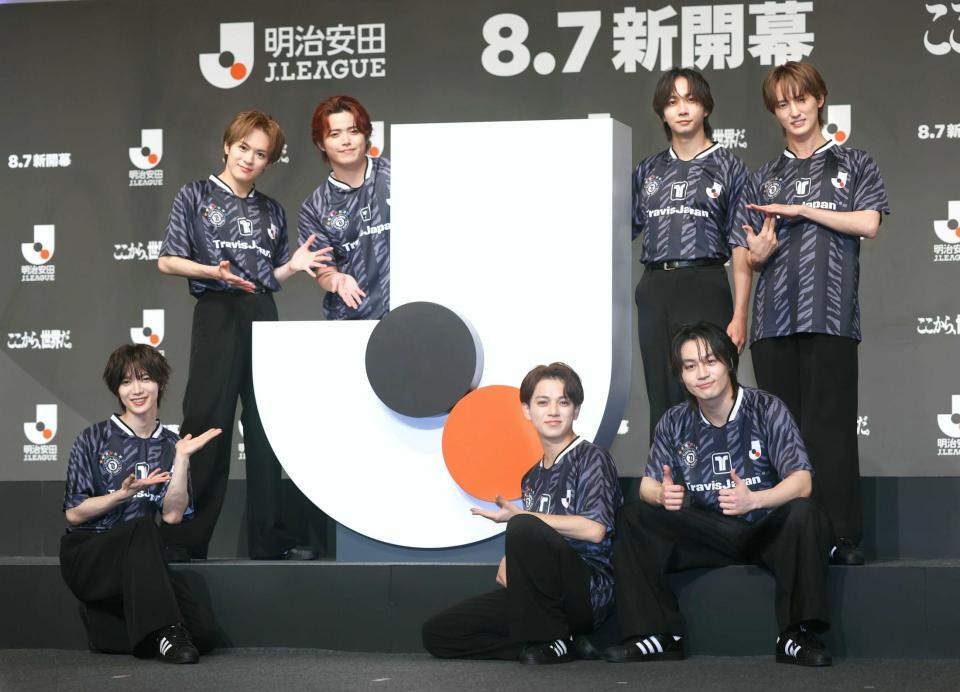 ポーズを決める（前列左から）Ｔｒａｖｉｓ　Ｊａｐａｎの七五三掛龍也、宮近海斗、松田元太、（後列同）松倉海斗、吉澤閑也、中村海人、川島如恵留（撮影・佐々木彰尚）