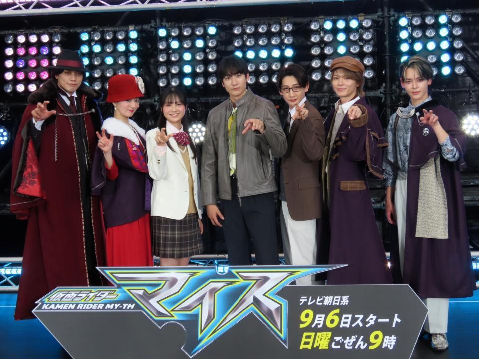 「仮面ライダーマイス」の制作発表に出席した主演の秋谷郁甫（中央）