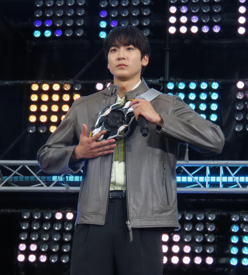 変身ポーズを決める「仮面ライダーマイス」の秋谷郁甫