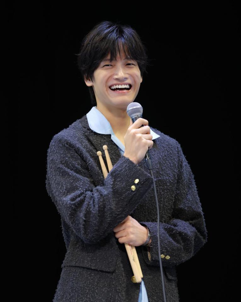 「ｂｌａｓｔブラスト！」を鑑賞し笑顔を見せる佐野晶哉（撮影・吉澤敬太）