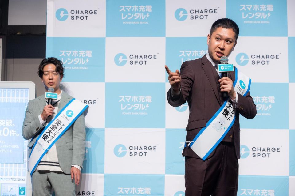 演説を披露するドンデコルテ・渡辺銀次（右）と見守る小橋共作