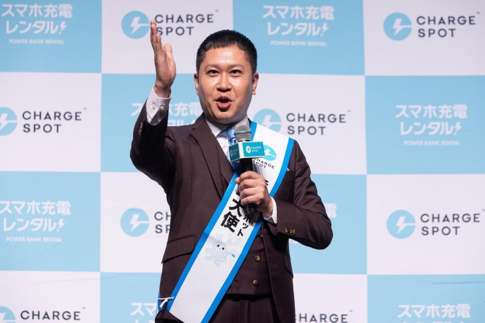 演説を披露するドンデコルテ・渡辺銀次