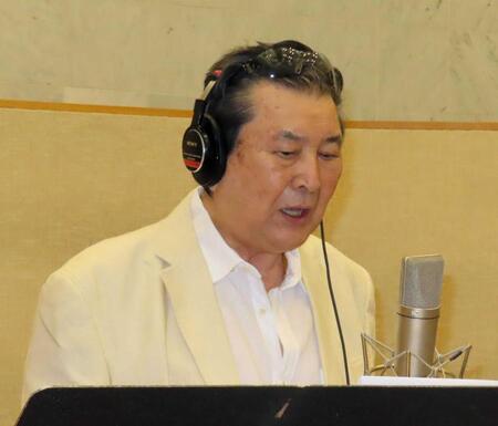 新曲を熱唱する小林旭