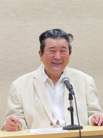 取材会で笑顔を見せる小林旭