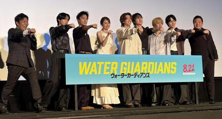 ポーズを取って盛り上がる（左から）オラキオ、長野蒼大、砂田将宏、田辺桃子、森愁斗、椿泰我、小西詠斗、小泉光咲、瀧川元気監督