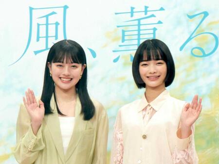 上坂樹里（左）と見上愛