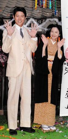 クランクアップでくす玉を割り、笑顔で手を振る（左から）鈴木亮平、吉高由里子＝２０１４年８月