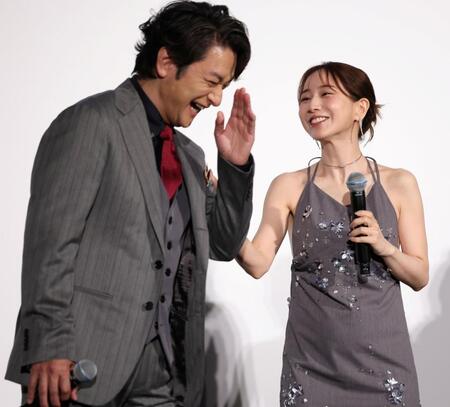 舞台あいさつ中にネタバレをしてしまい、石丸幹二（左）に助けを求める田中みな実（撮影・伊藤笙子）