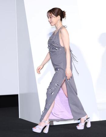 舞台あいさつを終え、壇上を後にする田中みな実（撮影・伊藤笙子）