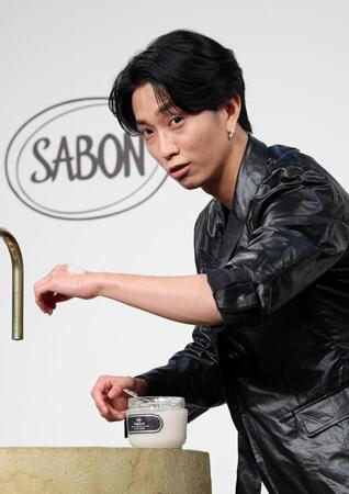 ボディスクラブを手の甲に乗せ、カメラにアピールするＳｉｘＴＯＮＥＳ・田中樹（撮影・伊藤笙子）