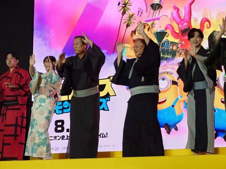 「ミニおんど」を踊る（左から）寺家、鈴木愛理、松平健、笑福亭鶴瓶、千葉雄大